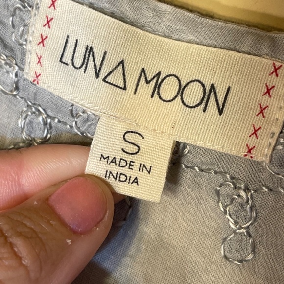 Cotton Blouse  Embroidered Sleeveless - Picture 9 of 10